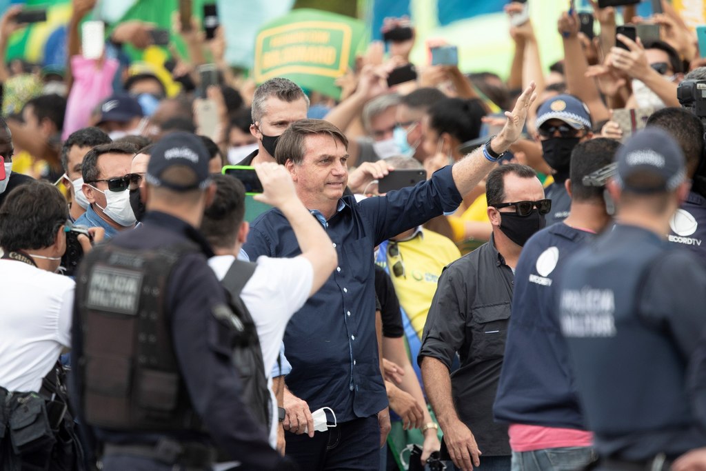 Bolsonaro ignoró una vez más las recomendaciones y se mezcló en multitudinaria manifestación. (EFE) 
