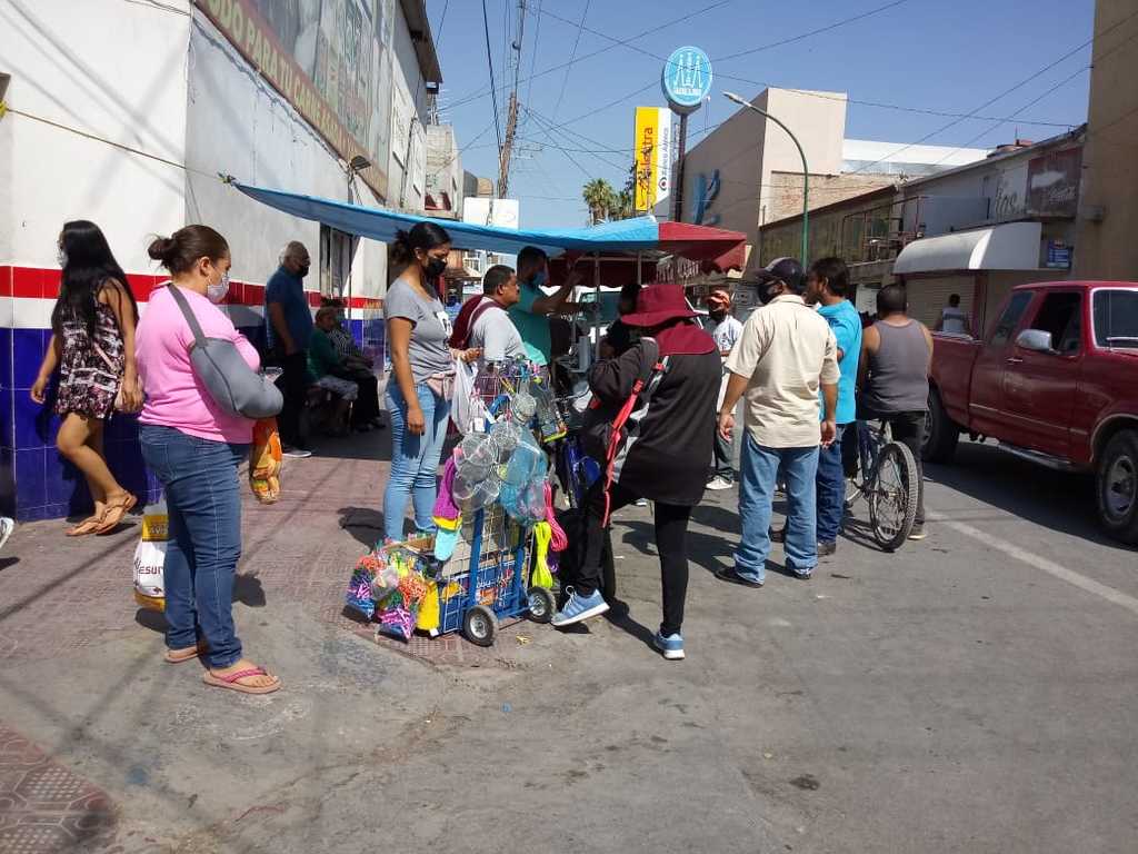 La mañana de ayer se observó una gran movilidad de personas en la zona centro de Matamoros. (EL SIGLO DE TORREÓN) 