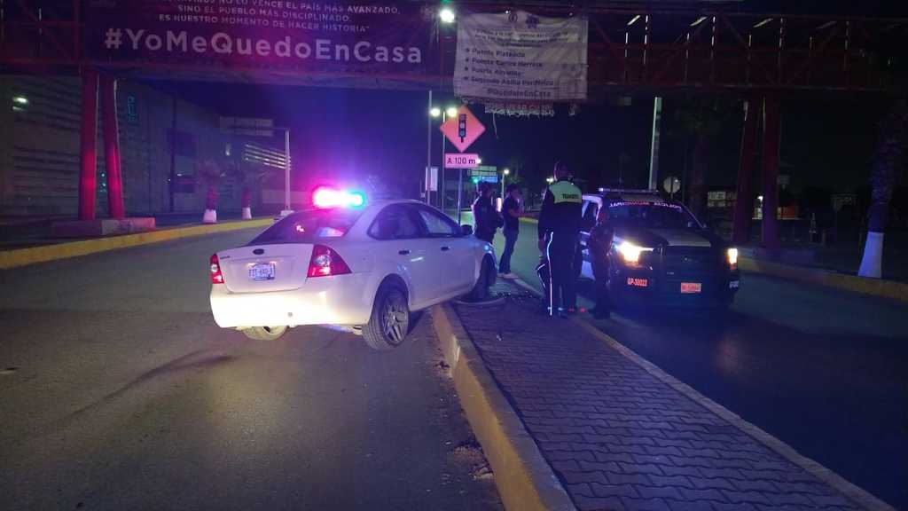 El vehículo terminó sobre el camellón central del bulevar Miguel Alemán. (EL SIGLO DE TORREÓN)