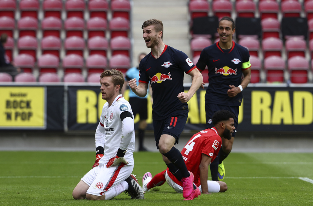 Timo Werner celebra luego de anotar su segundo gol del partido, en la goleada 5-0 del Leipzig sobre el Mainz. (AP)