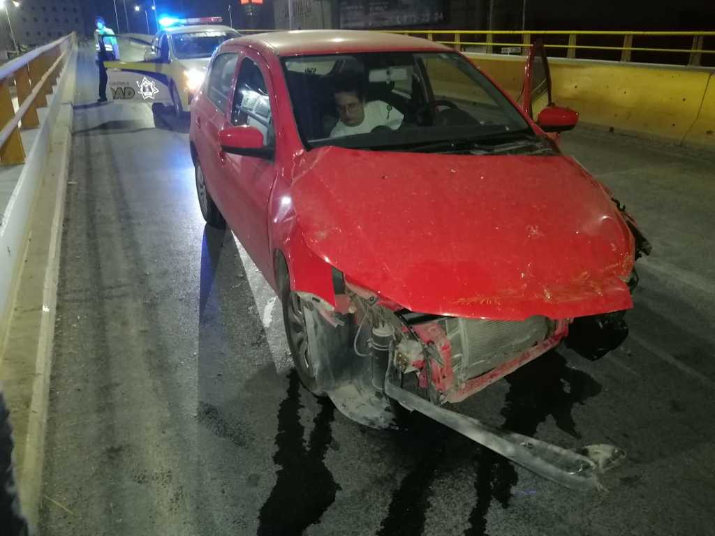 Conductor alcoholizado choca de madrugada contra estructura de puente vehicular de Torreón. (EL SIGLO DE TORREÓN)