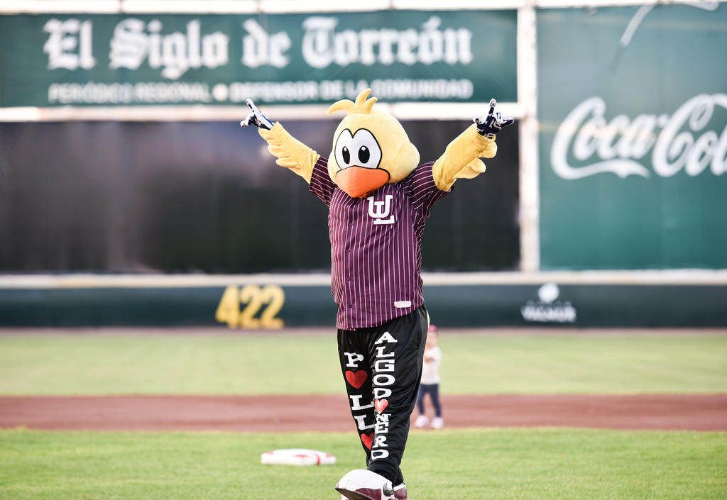 El Pollo Algodonero, divertido personaje que hace reír a chicos y grandes en el estadio de beisbol. (ARCHIVO)
