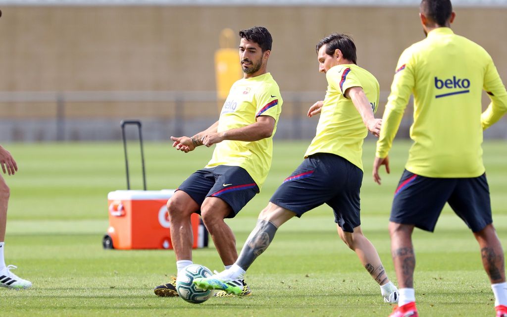 Lionel Messi (c) y Luis Suárez (d) durante el entrenamiento de ayer del Barcelona.