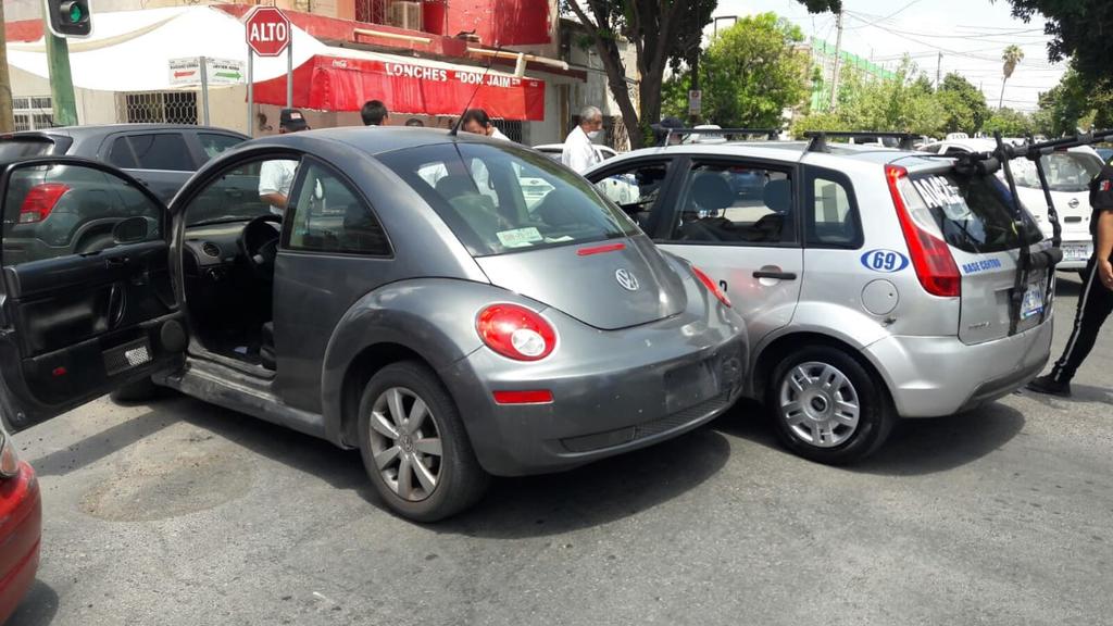 Tras el primer contacto, el Beetle se proyectó contra un taxi Ford Fiesta, color plata, el cual viajaba por la misma vialidad en el carril de al lado. (EL SIGLO DE TORREÓN)