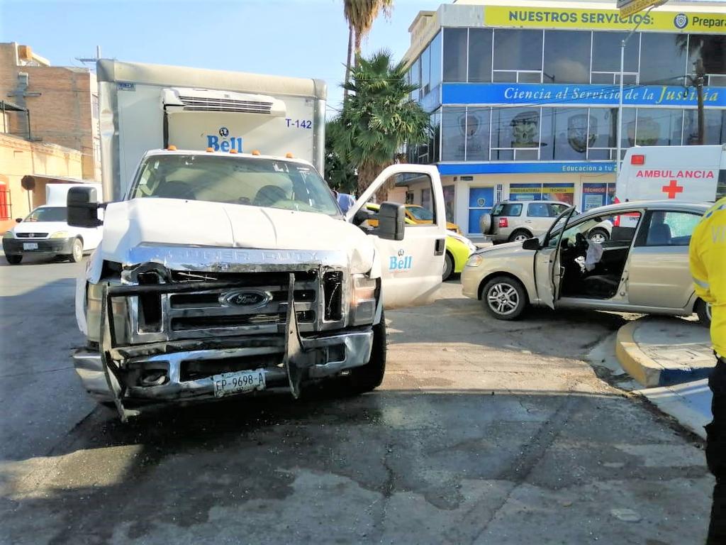 El fuerte choque provocó que el Aveo girara hasta terminar impactado en un hidrante ubicado sobre el camellón, en tanto el camión quedó sobre la calle Rodríguez con dirección de norte a sur.
(EL SIGLO DE TORREÓN)