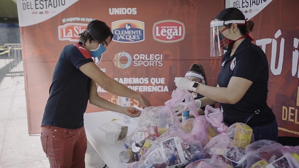 El Atlas entregó 1.400 cestas con ayudas a personas que trabajan en el Estadio Jalisco y que se han visto afectados por la cancelación del torneo Clausura, anunció este martes Pedro Portilla, presidente del club mexicano. (CORTESÍA)