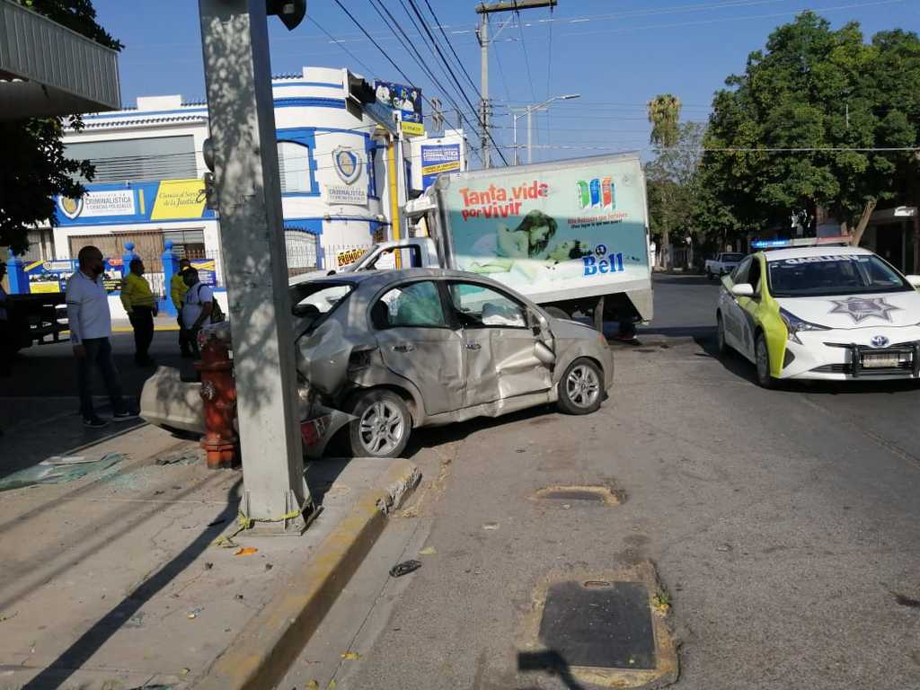 El accidente vial ocurrió en la zona Centro de Torreón. (EL SIGLO DE TORREÓN)