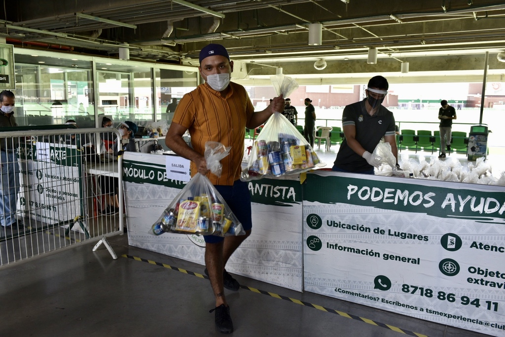 Más de 1,400 despensas fueron entregadas ayer a trabajadores indirectos que laboran en el Estadio Corona. (ERICK SOTOMAYOR)