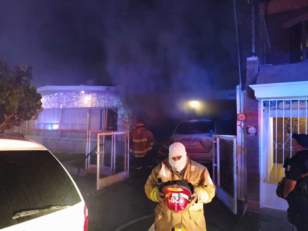 El incendio se concentró en la cochera del domicilio, donde consumió tres vehículos y una motocicleta. (EL SIGLO DE TORREÓN)