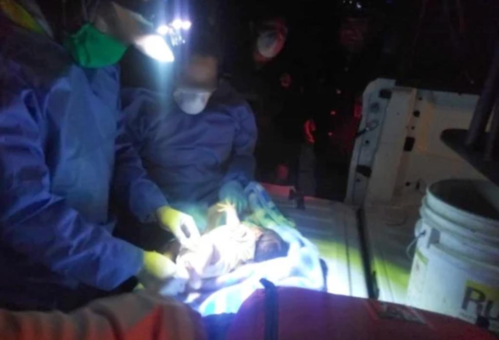 Los oficiales resguardaron a la recién nacida, hasta que paramédicos del ERUM realizaron la revisión médica de la menor.
(ESPECIAL)