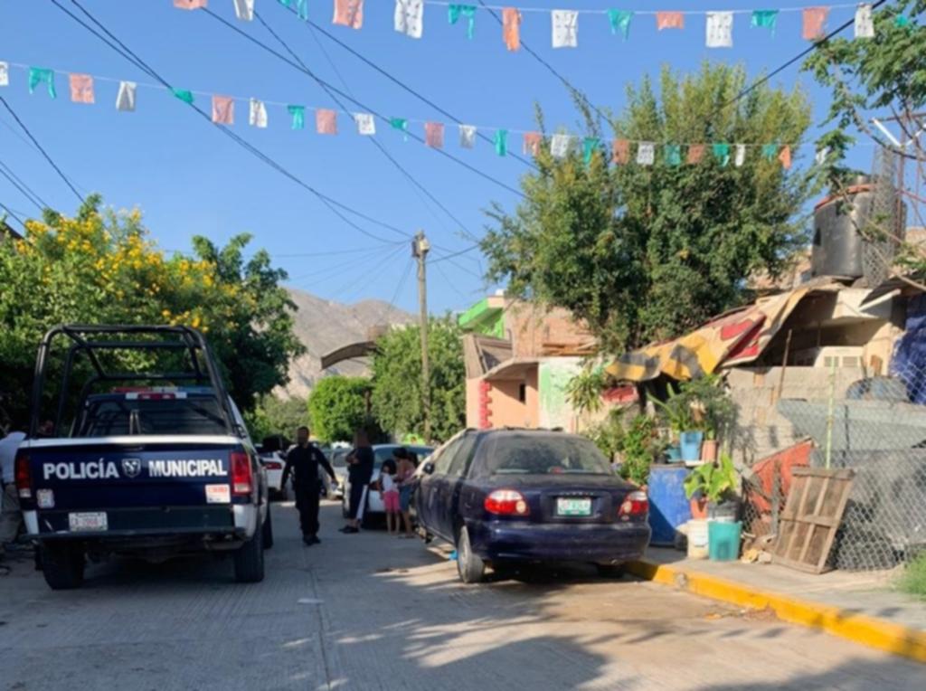 La mañana de hoy miércoles vecinos de la colonia Eduardo Guerra se comunicaron a la línea de emergencia solicitando una ambulancia, ya que había un joven apuñalado entre la calle E y F. (EL SIGLO DE TORREÓN)