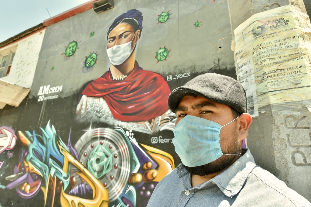 RECONOCIMIENTO. El artista lagunero Yocx realiza obras pictóricas en honor a los trabajadores de la salud. (EL SIGLO DE TORREÓN / Erick Sotomayor)
