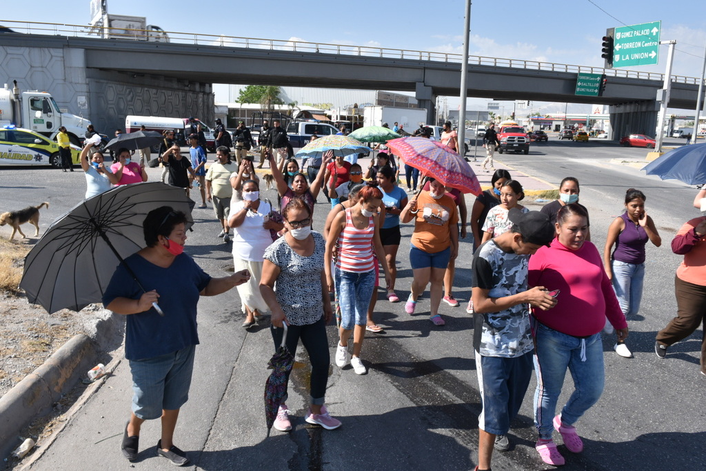 Fueron alrededor de 50 personas de las colonias Nueva Laguna Sur y Norte las que protestaron ayer en el periférico de Torreón; reclamaron por falta de agua desde hace varios meses. (FERNANDO COMPEÁN)