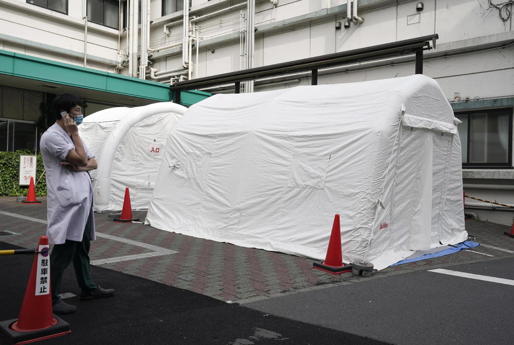 Tokio reportó hoy nueve reinfecciones del nuevo coronavirus en uno de sus hospitales, a tan solo tres días del levantamiento del estado de emergencia y la reanudación de las actividades comerciales. (ARCHIVO) 