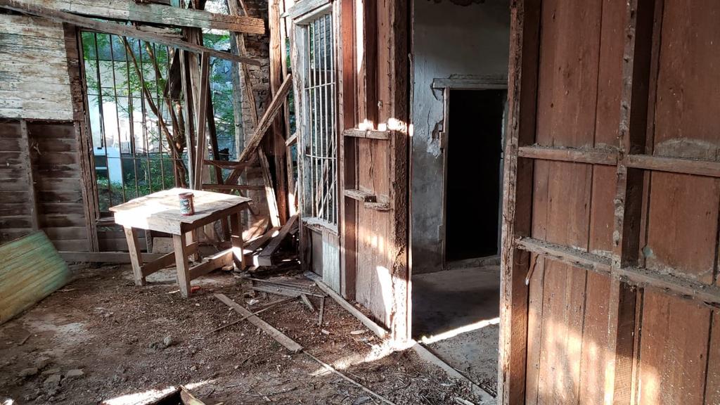 Dicho inmueble es principalmente de madera y está se encuentra sumamente deteriorada pues la vivienda tiene más de 30 años en el abandono, según relató Víctor Fernando García.(EL SIGLO COAHUILA)