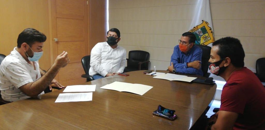 Los empresarios de canchas de futbol sostuvieron una reunión con los funcionarios estatales Luis Morales y José Antonio Gutiérrez. (CORTESÍA)