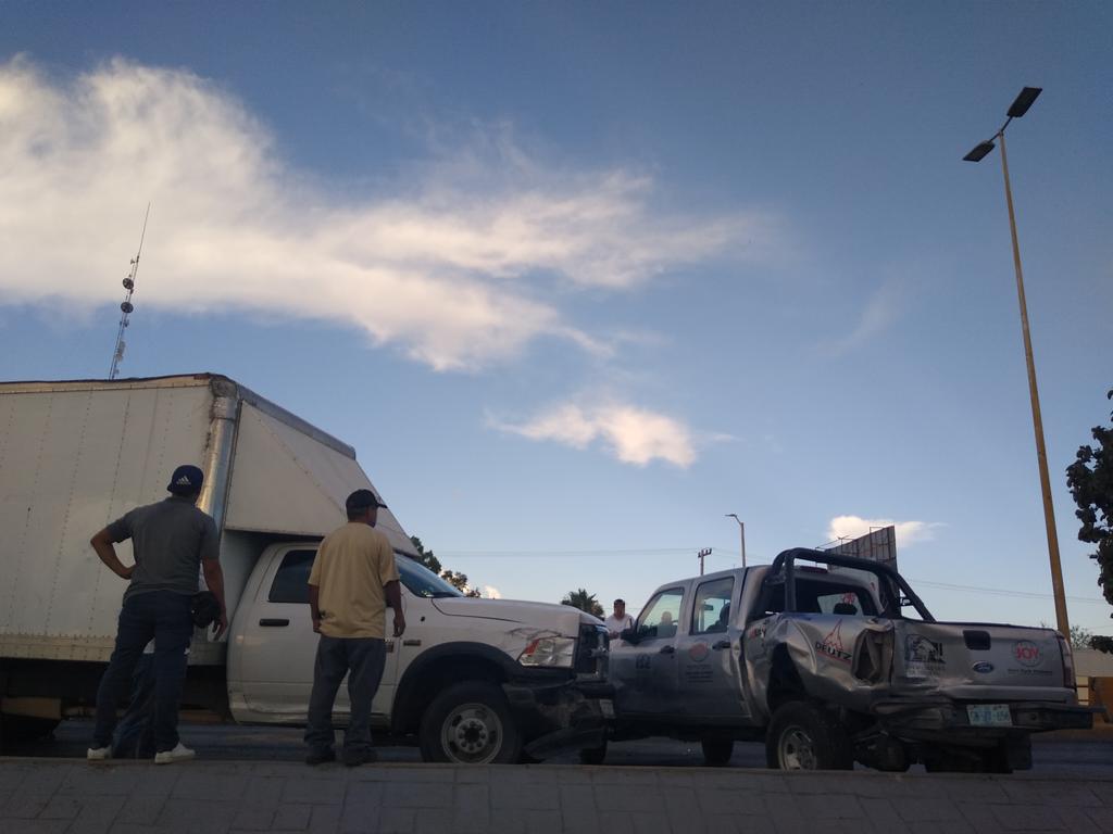 Un accidente, tipo carambola, en el que participaron 6 vehículos, se registró la tarde de este viernes en el Periférico Raúl López Sánchez a la altura de la colonia Fidel Velázquez. (EL SIGLO DE TORREÓN)