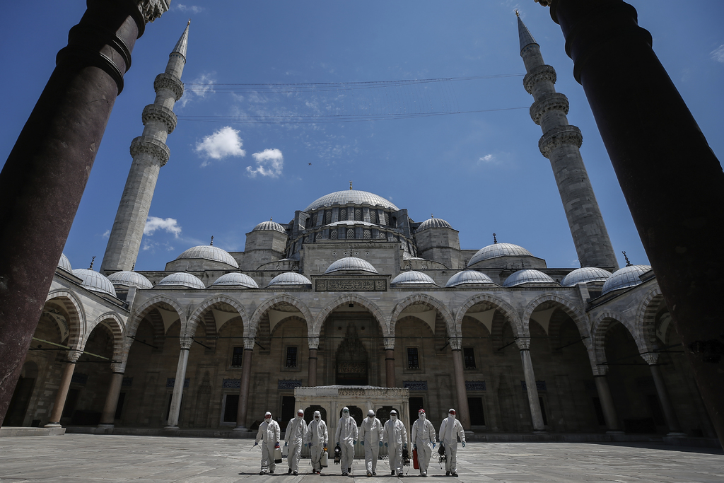Trabajadores realizan tareas de desinfección en la histórica Mezquita de Solimán, en Estambul.