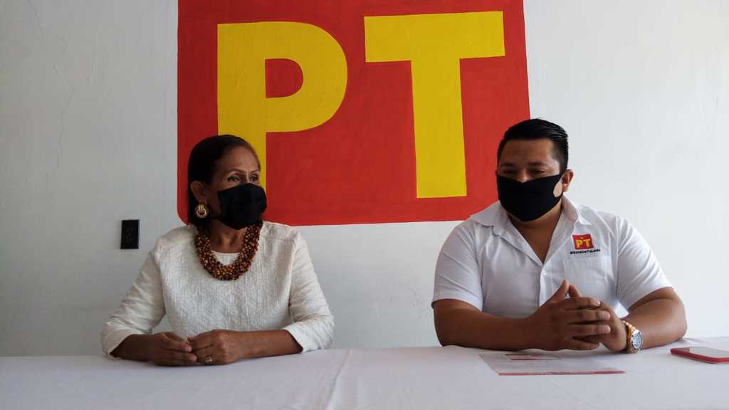 El coordinador municipal del Partido del Trabajo (PT), José Eduardo Aguilar, dio la bienvenida a la regidora Isidra Jiménez Navarro.