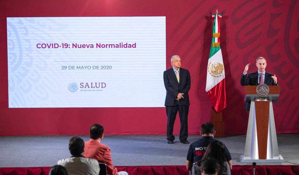 En conferencia, el presidente Andrés Manuel López Obrador (i) presentó un plan de transición.