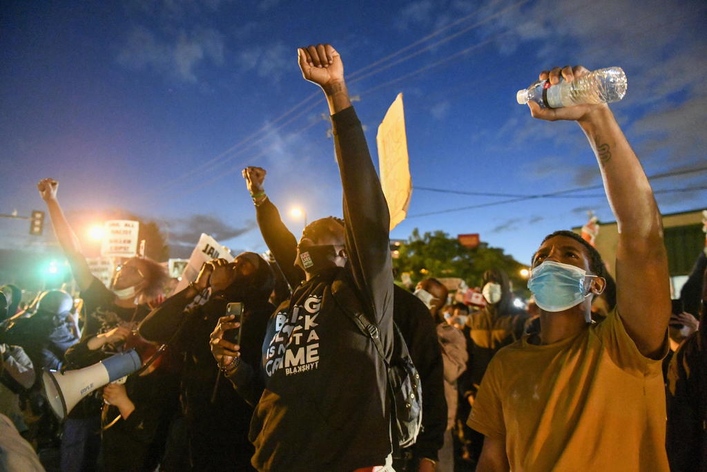 Las protestas contra la brutalidad policial y los disturbios se han extendido por todo EUA después de que el lunes pasado un hombre de raza negra, George Floyd, falleciera a manos de policías cuando era detenido en Mineápolis (Minesota).
(ARCHIVO)