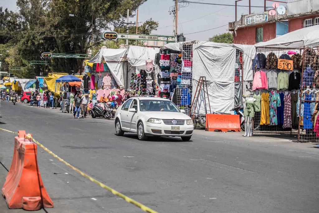 Los comerciantes del barrio de Tepito, en el Centro de la Ciudad de México, reabrieron la mayoría de sus negocios, a pesar de la Fase 3 de la pandemia por COVID-19. (ARCHIVO)
