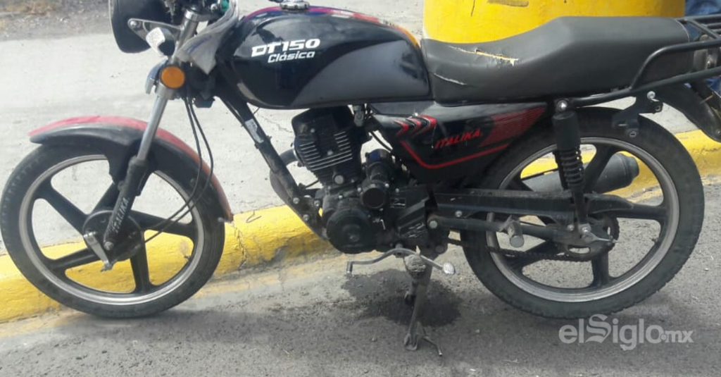 Una motocicleta de la marca Italika, de color negro con rojo, impactó a una mujer que cruzaba la vialidad en Gómez Palacio. (EL SIGLO DE TORREÓN)