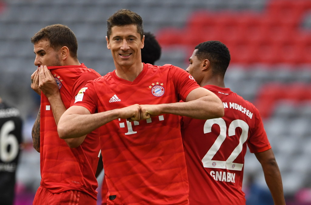 Robert Lewandowski celebra tras anotar uno de sus dos tantos, en la victoria del Bayern 5-0 sobre Düsseldorf.