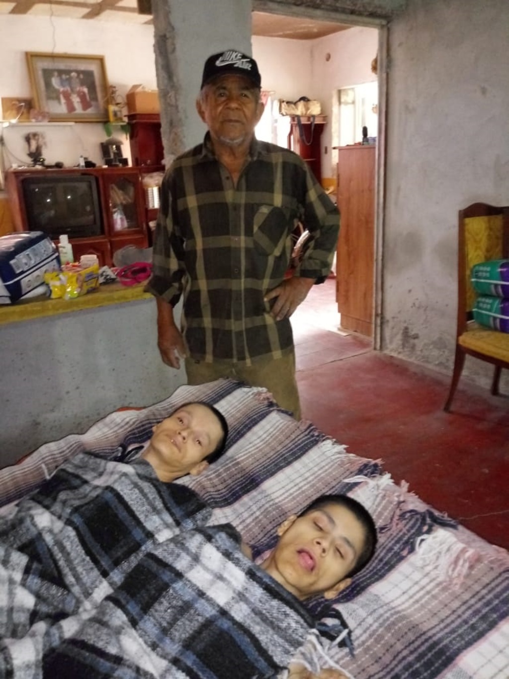 Postrados en la cama, pasan la mayor parte del día los dos hermanos Cortés, quienes tienen 44 y 33 años de edad. (EL SIGLO DE TORREÓN)