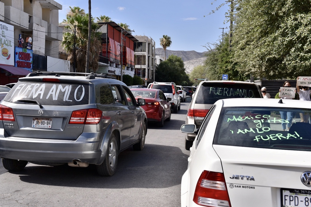 Según las estimaciones de la Dirección de Tránsito y Vialidad de Torreón, fueron más de 800 vehículos los que participaron. (ÉRICK SOTOMAYOR)