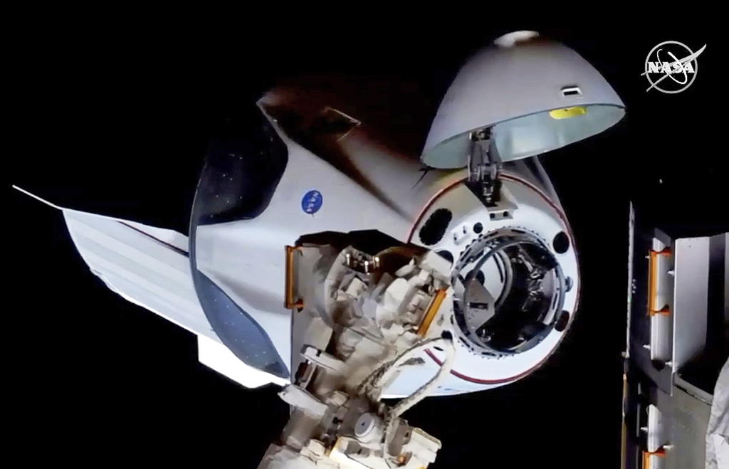 Luego de diecinueve horas de su despegue exitoso desde Cabo Cañaveral, la nave de Space X realizó su incorporación a la Estación Espacial Internacional. (EFE)