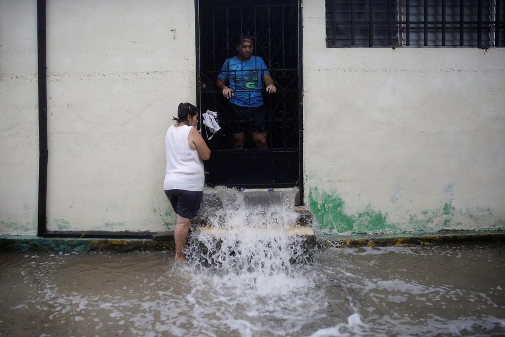 La tormenta Amanda ha dejado hasta el momento 14 personas fallecidas y cuatro más desaparecidas en El Salvador, advirtió hoy Mario Durán, titular del Ministerio de Gobernación. (EFE)