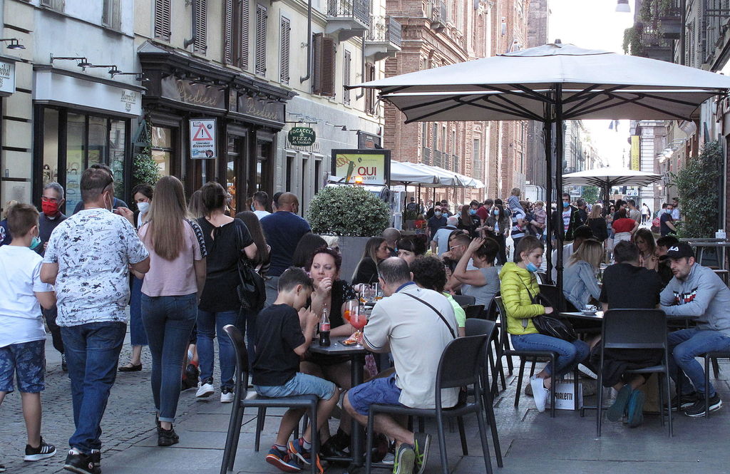 Abarrotan mesas de los bares en el centro de Turín, en Italia. (EFE) 