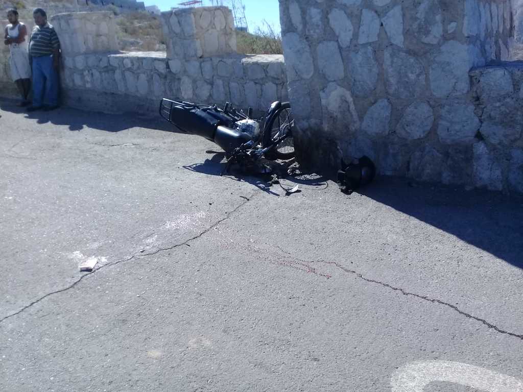 La motocicleta se impactó contra el muro de protección del Santuario del Cristo de las Noas de Torreón. (EL SIGLO DE TORREÓN)