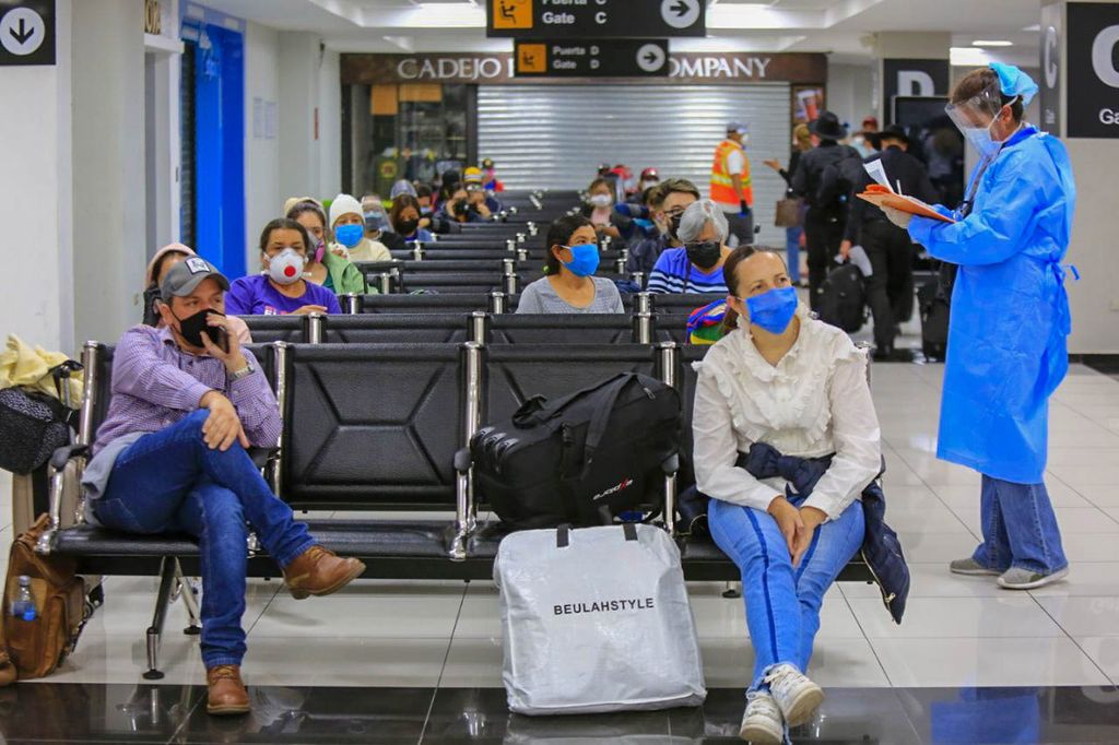 Los protocolos incluyen medidas estrictas de higiene en aeropuertos, como el uso de equipo de protección entre el personal. (ARCHIVO) 