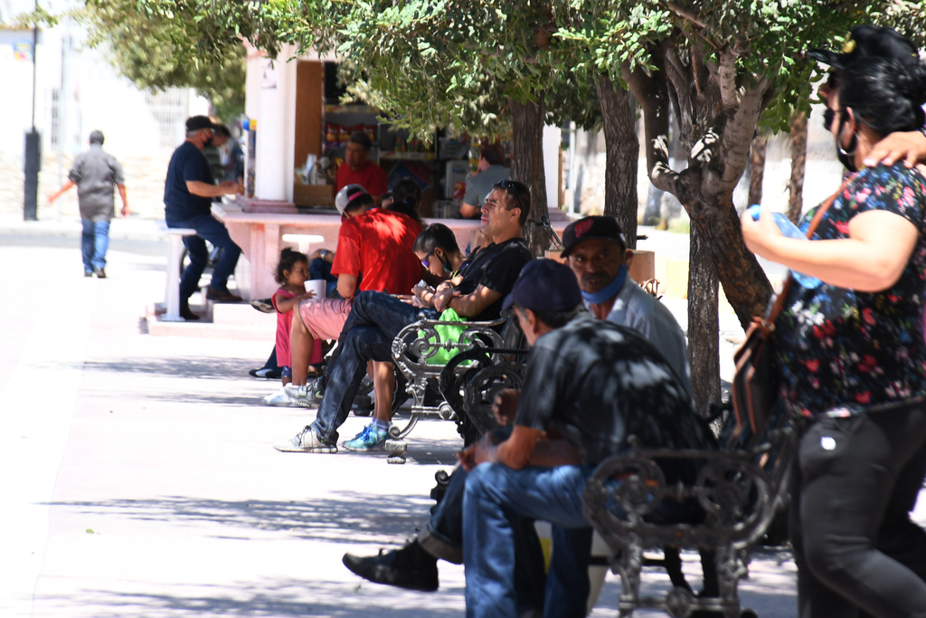 Familias aprovechan el domingo para pasearse en el Centro Histórico y la Plaza de Armas. (FERNANDO COMPEÁN)