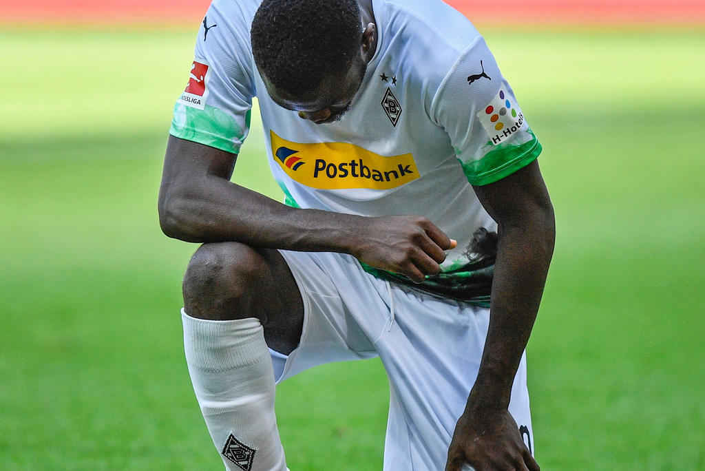 Tras anotar un gol, Marcus Thuram puso una rodilla en el césped, en honor a George Floyd.(EFE)