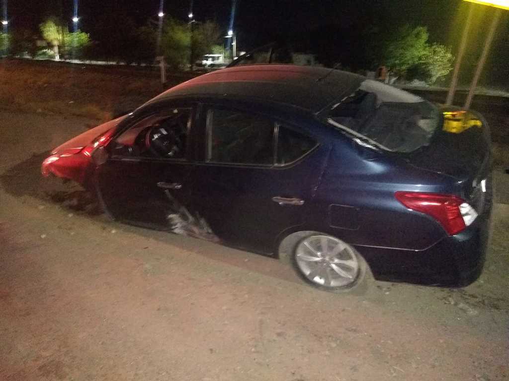 El joven conductor perdió el control del volante y se impactó contra un camellón en la carretera a Jabonoso. (EL SIGLO DE TORREÓN)