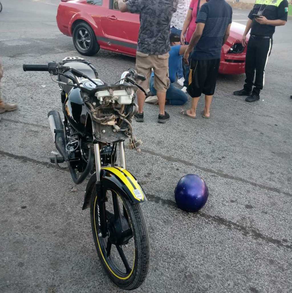 La motocicleta se impactó contra un vehículo deportivo que no respetó la preferencia. (EL SIGLO DE TORREÓN)