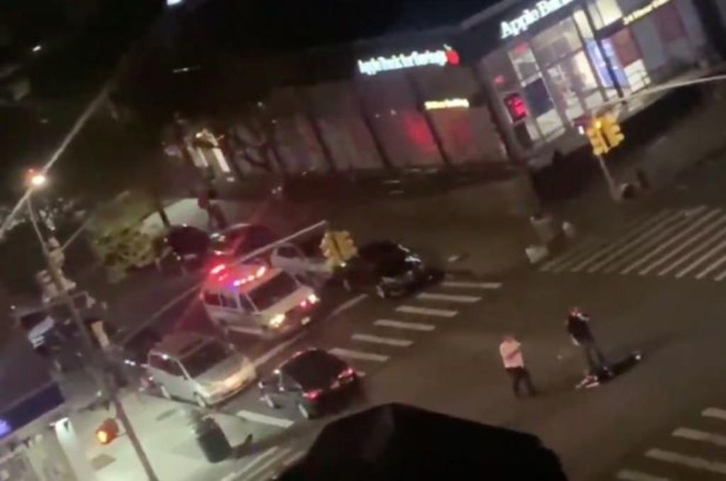 Dos agentes de policía de Nueva York sufrieron la noche del lunes ataques violentos en el distrito neoyorquino de El Bronx mientras estaban de servicio. (ESPECIAL) 