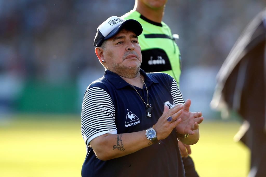 Maradona asumió como entrenador del Lobo en septiembre de 2019 con el equipo muy comprometido por la permanencia en la Primera División. (ARCHIVO)