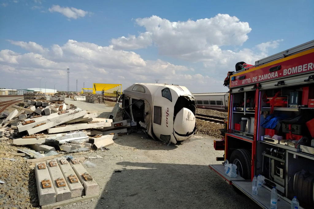 Dos personas murieron cuando un tren de pasajeros de alta velocidad con más de 150 personas a bordo chocó el martes contra un automóvil que estaba sobre las vías en el noroeste de España. (EFE) 
