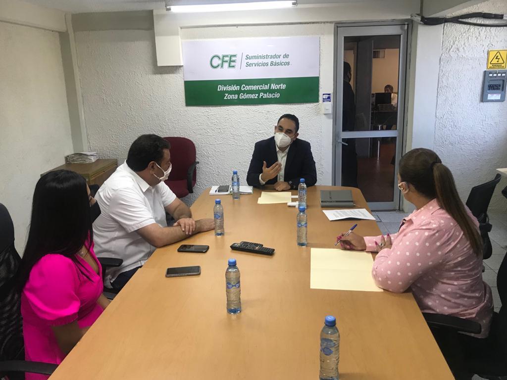 La fracción de regidores del PRI en el Cabildo se reunió este martes con el superintendente de la zona comercial de la empresa productiva en esta ciudad. (EL SIGLO DE TORREÓN)