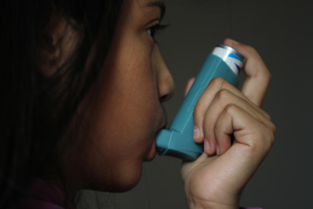 El asma se encuentra dentro de las comorbilidades asociadas a las defunciones por COVID-19, y esto se debe principalmente a que este padecimiento mal manejado puede dejar secuelas en los pulmones. (ARCHIVO)