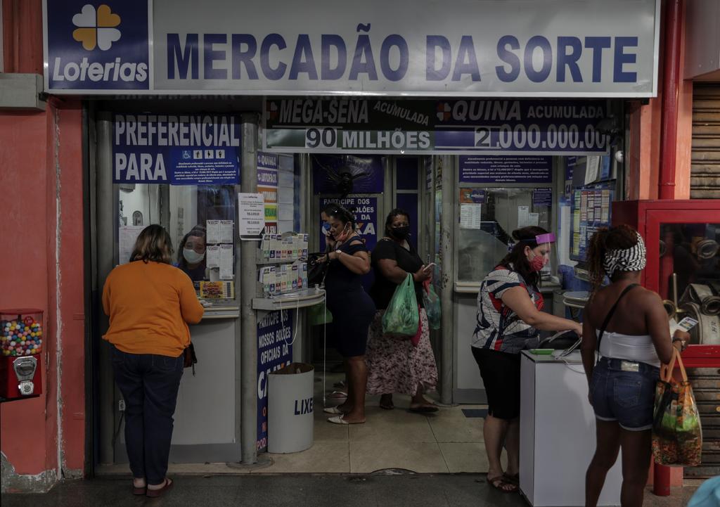 Río de Janeiro, una de las ciudades más afectadas por el nuevo coronavirus en Brasil, lentamente comenzó a reanudar las actividades económicas este martes. (ARCHIVO)