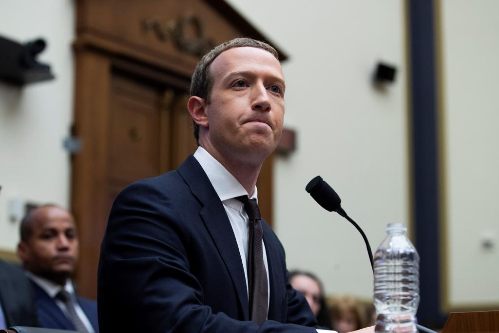 Mark Zuckerberg, defendió este martes la decisión de no tomar ninguna medida respecto a un polémico mensaje del presidente de EE.UU., Donald Trump, compartido en la red social, pese a las protestas de sus empleados. (ARCHIVO)