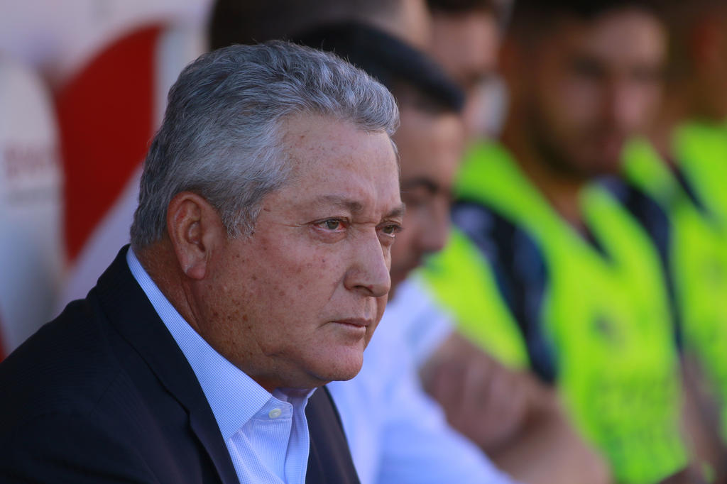 La escuadra de los Gallos Blancos de Querétaro hizo oficial la salida del director técnico Víctor Manuel Vucetich, luego de vivir una segunda etapa al frente del club a partir del Clausura 2019. (ARCHIVO)