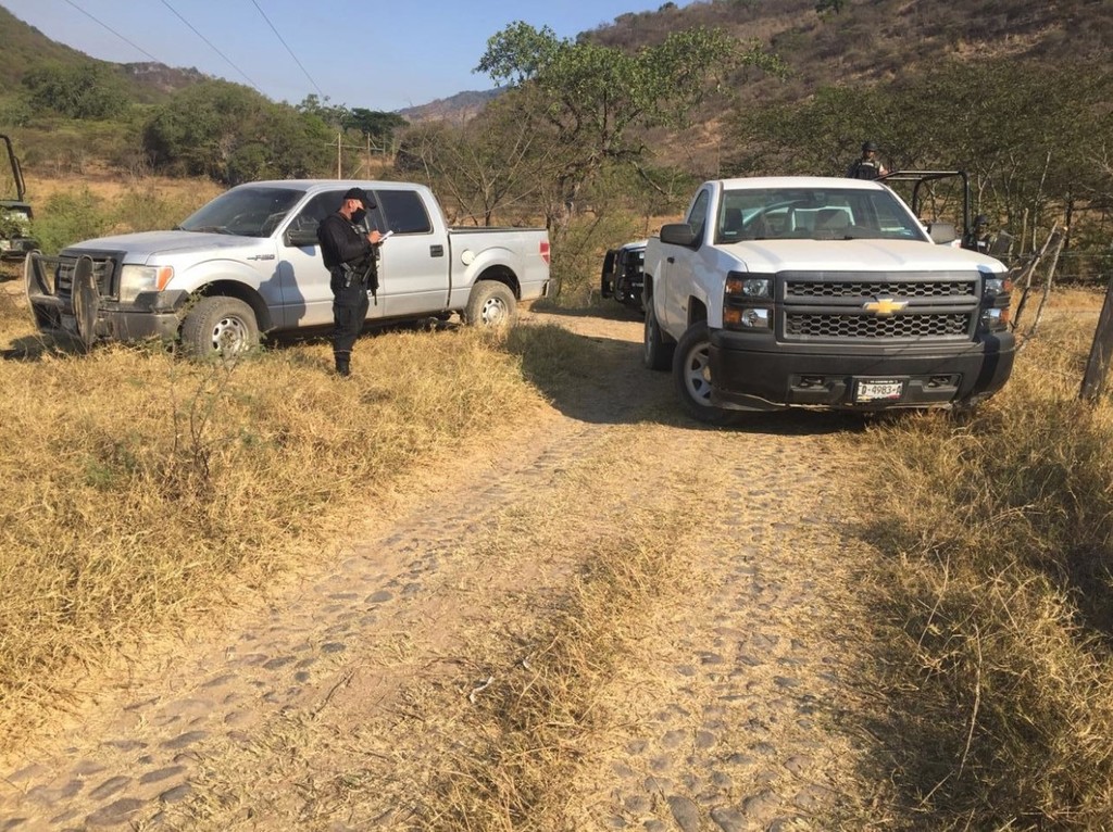 La fiscalía de Jalisco localizó en la zona limítrofe de ambos estados las camionetas en que viajaban los agentes.