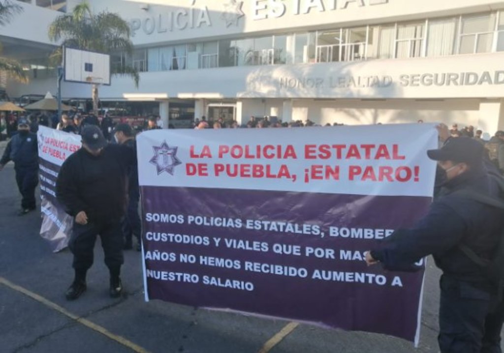 Durante la mañana, los uniformados iniciaron una manifestación en las oficinas de la policía estatal preventiva.