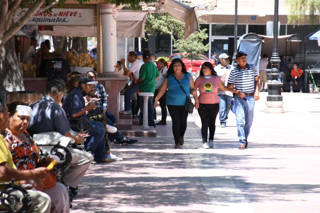 Al menos en La Laguna la gente pasea por las calles sin cubrebocas como si la pandemia hubiera ya finalizado. (FERNANDO COMPEÁN)